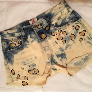Custom Levi’s cutoff shorts leopard
